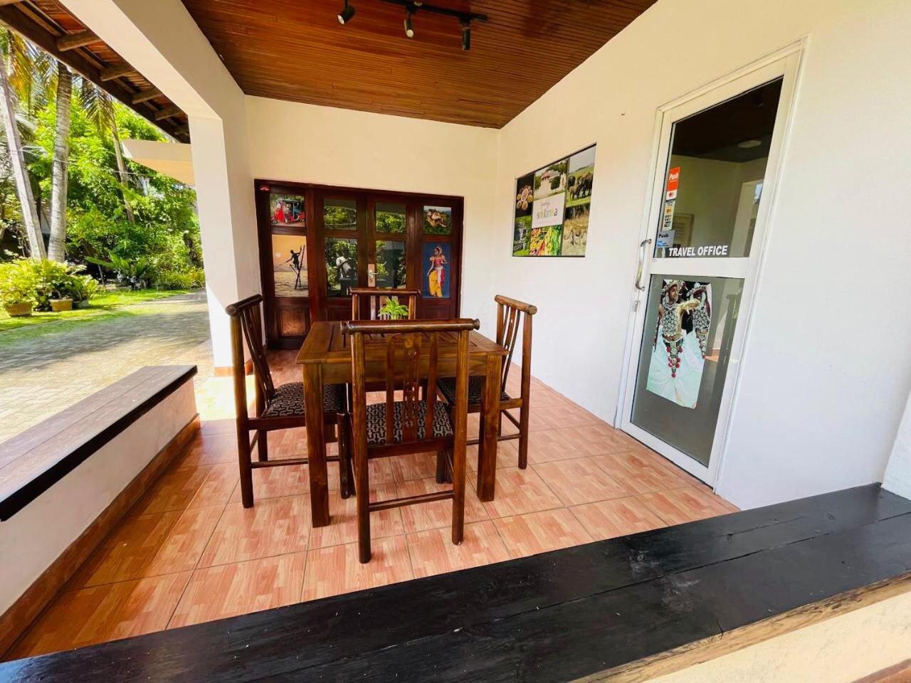 The Beez Hotel Negombo Exterior photo