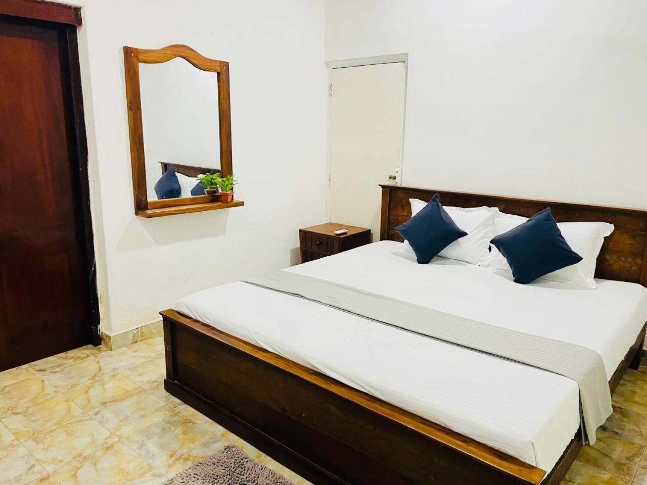 The Beez Hotel Negombo Exterior photo